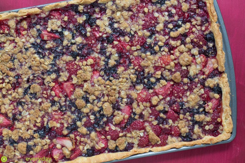 Crumb topped berry slab pie 