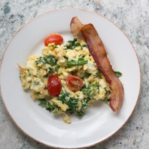 what to eat scrambled eggs