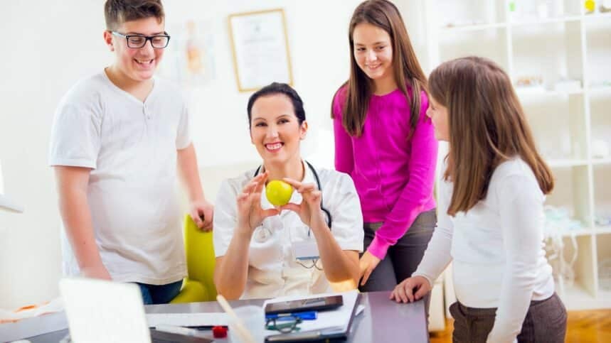 teens and dietitian. Image jovanmandic via 123rf.