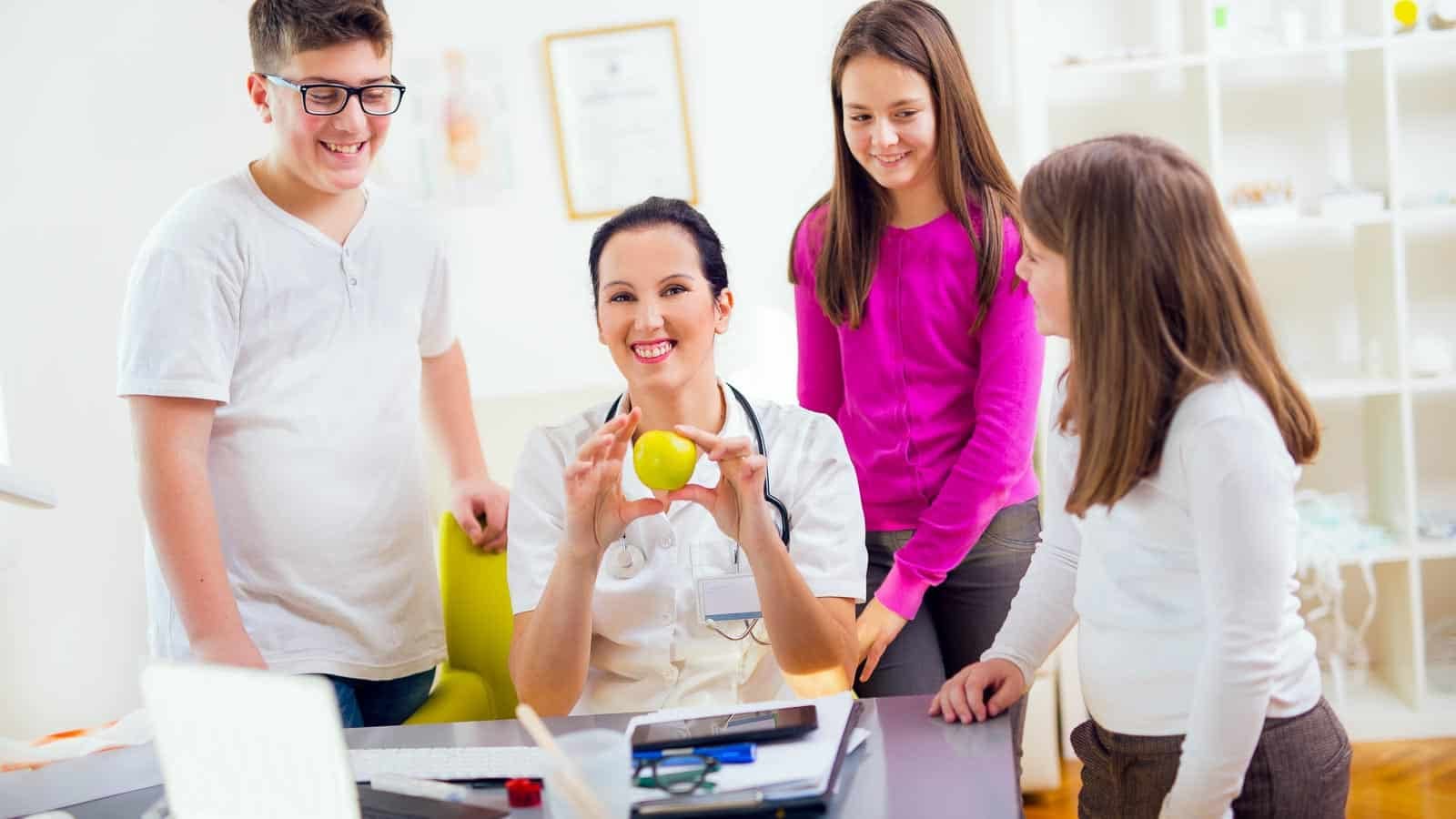 teens and dietitian. Image jovanmandic via 123rf.