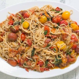 Bacon, lettuce & tomato pasta sauce with spaghetti