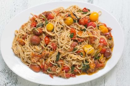 Bacon, lettuce & tomato pasta sauce with spaghetti