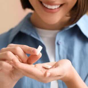 woman with chewing gum. serezniy via 123rf.
