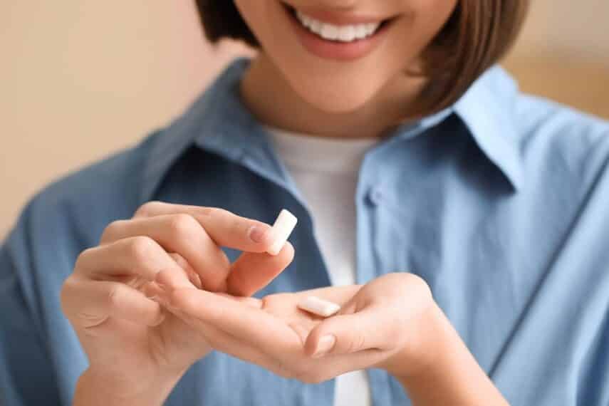 woman with chewing gum. serezniy via 123rf.