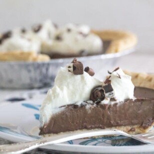 low FODMAP chocolate pudding pie on blue and white plate