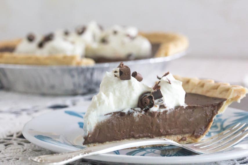 low FODMAP chocolate pudding pie on blue and white plate