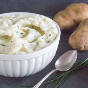 Low FODMAP Sour Cream & Chive Mashed Potatoes with ingredients
