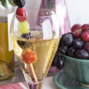 closeup of low fodmap white wine spritzer in a clear glass