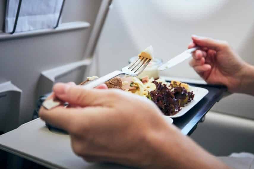 eating on plane. chalabala via 123rf