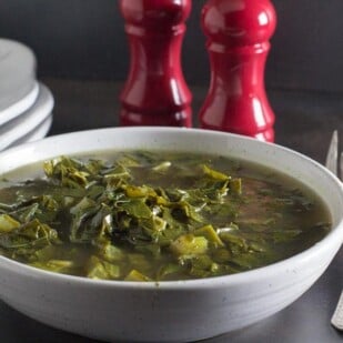 low FODMAP simmered collard greens in speckled bowl