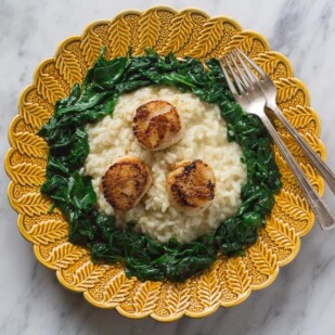 overhead of low FODMAP Lemon pepper risotto with pan seared scallops