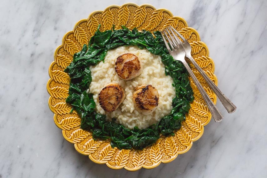 overhead of low FODMAP Lemon pepper risotto with pan seared scallops