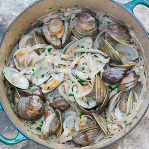 Low FODMAP Pasta with Clams & White Wine Sauce in green pot