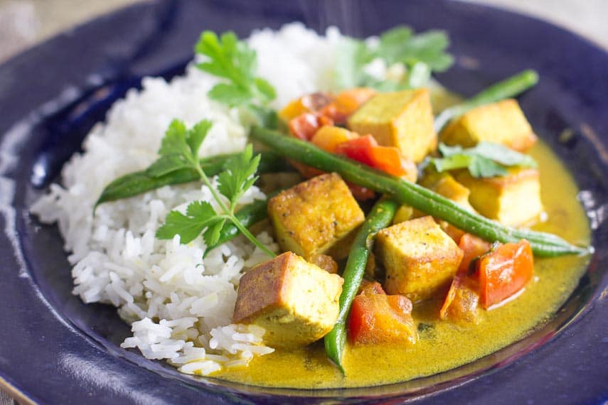 low FODMAP Thai curry tofu & green beans and rice on a blue plate