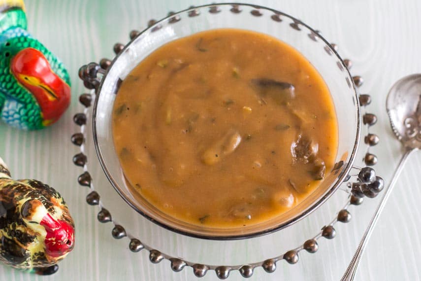 Low FODMAP vegetarian gravy, chunky style, in a glass bowl