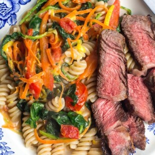 No FODMAP steak and pasta on blue and white plate