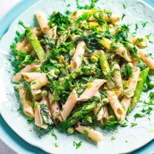 closeup of low FODMAP pasta primavera on aqua colored plates-2