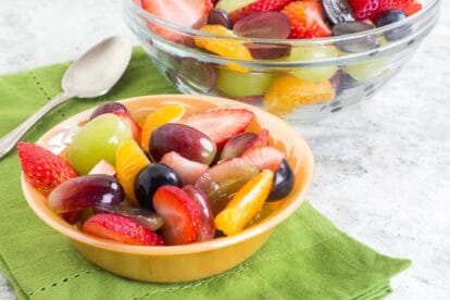 No FODMAP fruit salad in bowl on green napkin