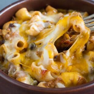 Low FODMAP Chili Mac in brown bowl with fork