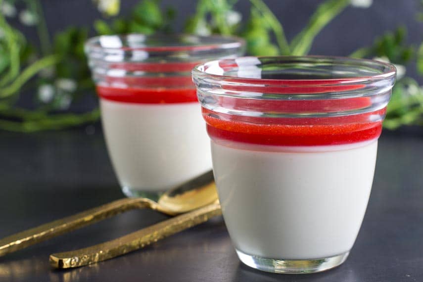 low FODMAP buttermilk panna cotta with strawberry sauce in clear glasses