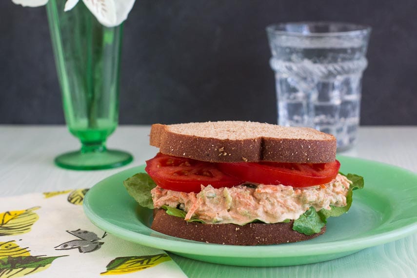 low FODMAP Cajun Tuna salad sandwich with lettuce and tomato on green plate