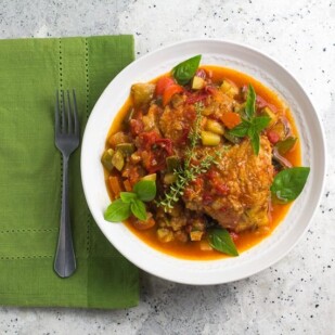 low-FODMAP-chicken-ratatouille-in-white-bowl-with-green-napkin