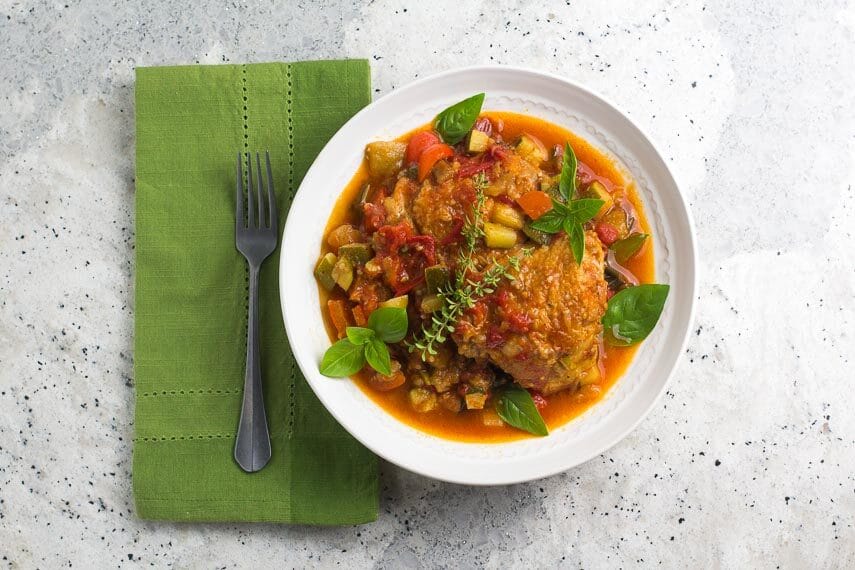 low-FODMAP-chicken-ratatouille-in-white-bowl-with-green-napkin