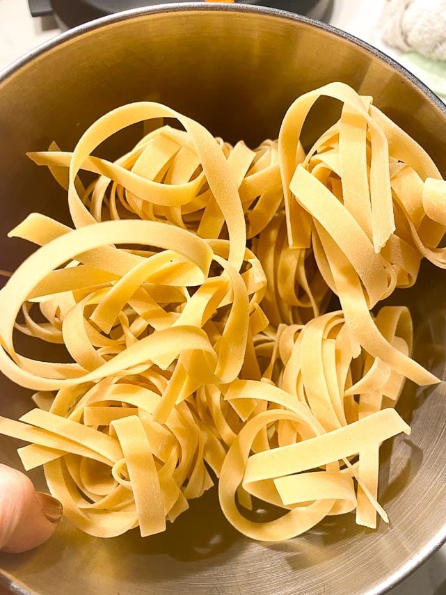 dry-tagliatelle-in-bowl