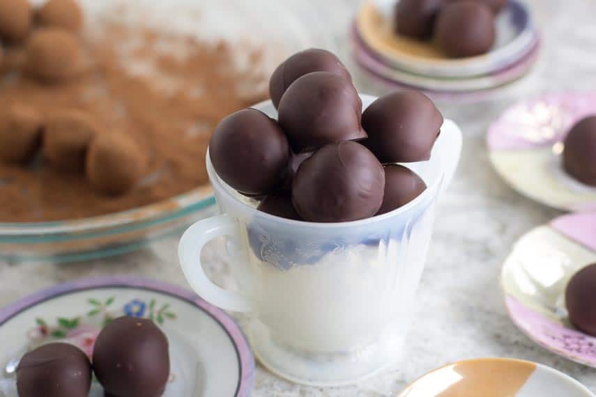 low-FODMAP-chocolate-dipped-truffles-in-vintage-white-dish