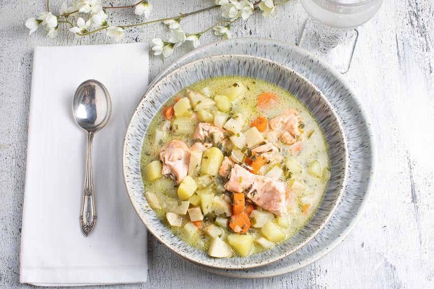 low-FODMAP-salmon-chowder-in-a-grey-ceramic-bowl_