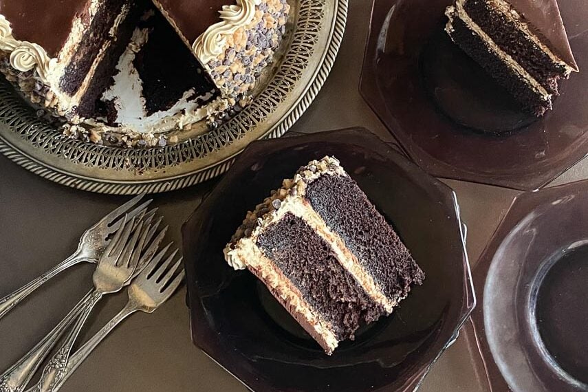 overhead-image-of-low-FODMAP-Mocha-Toffee-Crunch-Cake-whole-and-slices-with-silver-forks