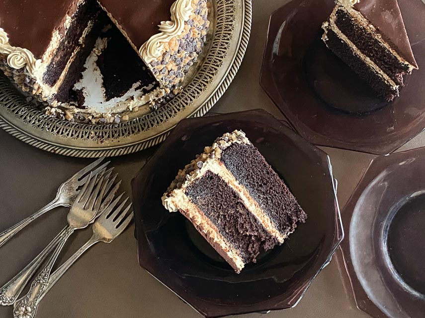 overhead-image-of-low-FODMAP-Mocha-Toffee-Crunch-Cake-whole-and-slices-with-silver-forks