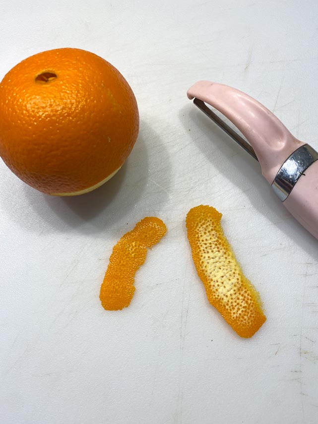 showing-the-correct-way-to-peel-an-orange-for-low-FODMAP-Orange-Liqueur