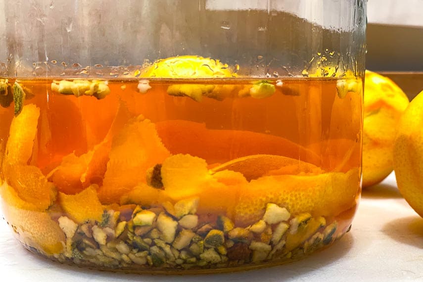 the-ingredients-for-low-FODMAP-orange-liqueur-in-glass-jar