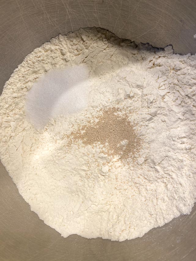 Caputo fioreglut flour and pizza making ingredients in bowl