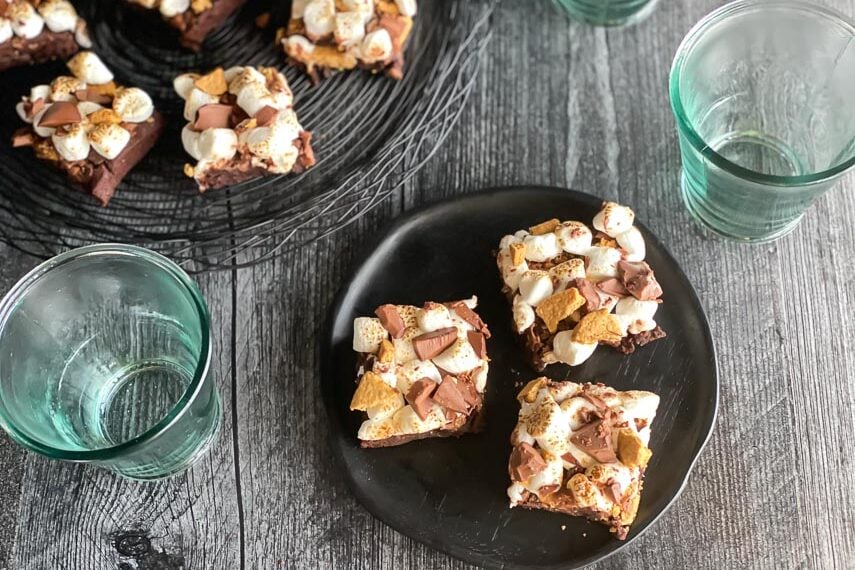 closeup overhead low FODMAP S'mores brownies on black plate