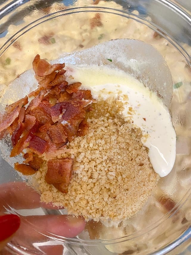 panko topping with bacon for mac n cheese in glass bowl