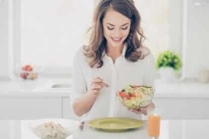 woman eating salad. deagreez via 123rf