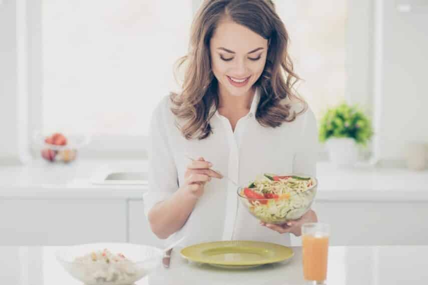 woman eating salad. deagreez via 123rf