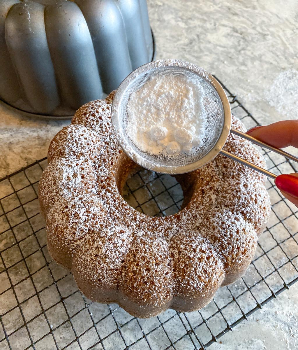 dusting low FODMAP honey cake with confectioers' sugar