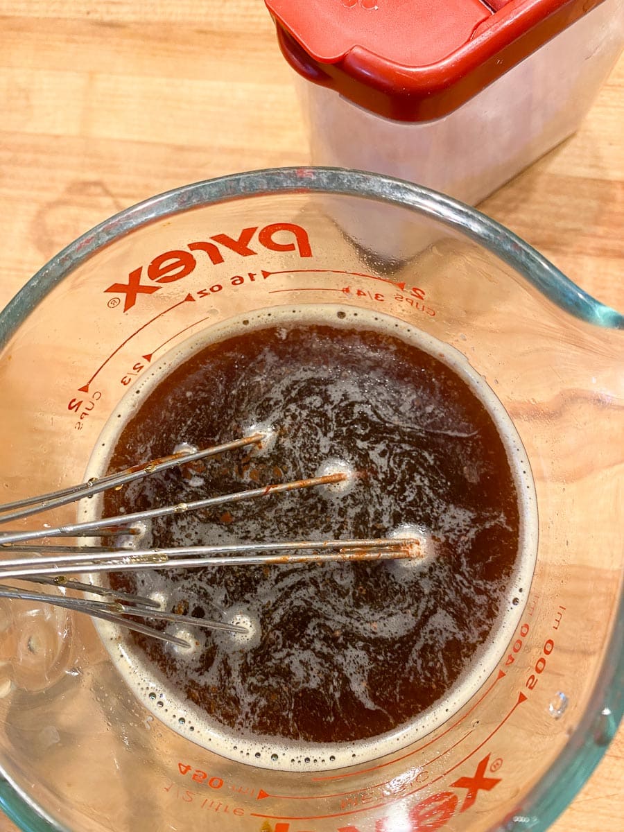 dissolving baking soda in coffee in measuring cup