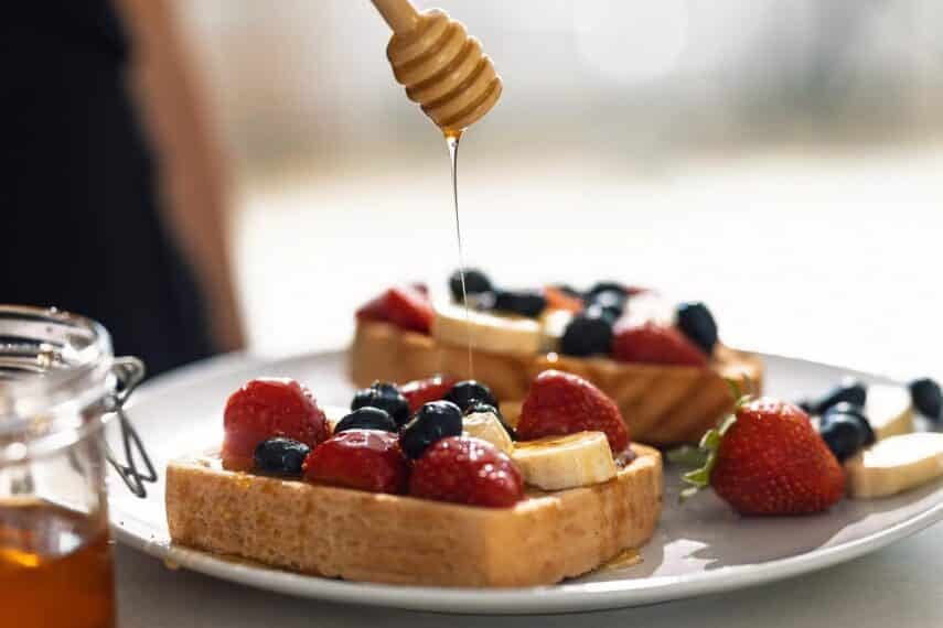 honey drizzled on fruit on bread. nenetus via 123rf