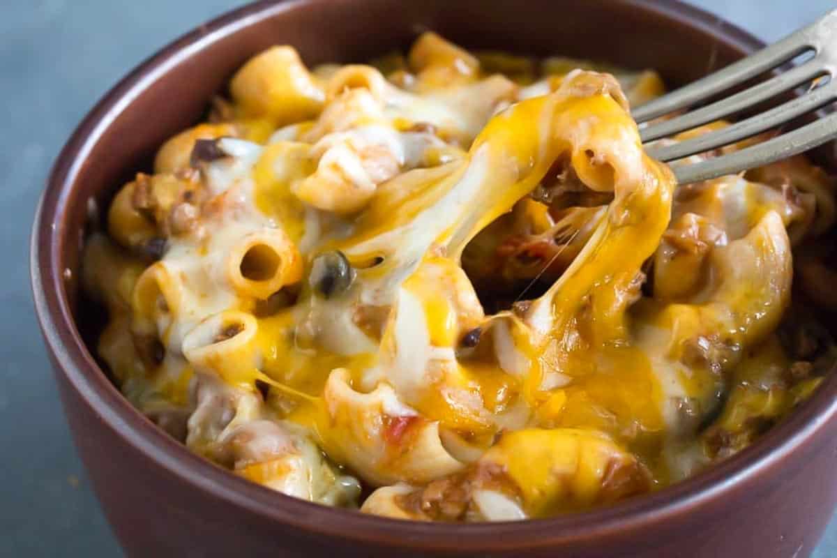 Low-FODMAP-Chili-Mac-in-brown-bowl-with-fork.