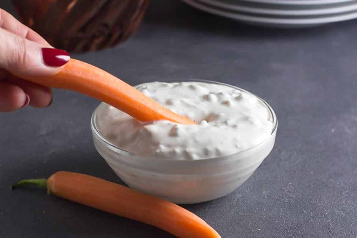 low-FODMAP-blue-cheese-dip-and-dressing-in-a-clear-glass-bowl.
