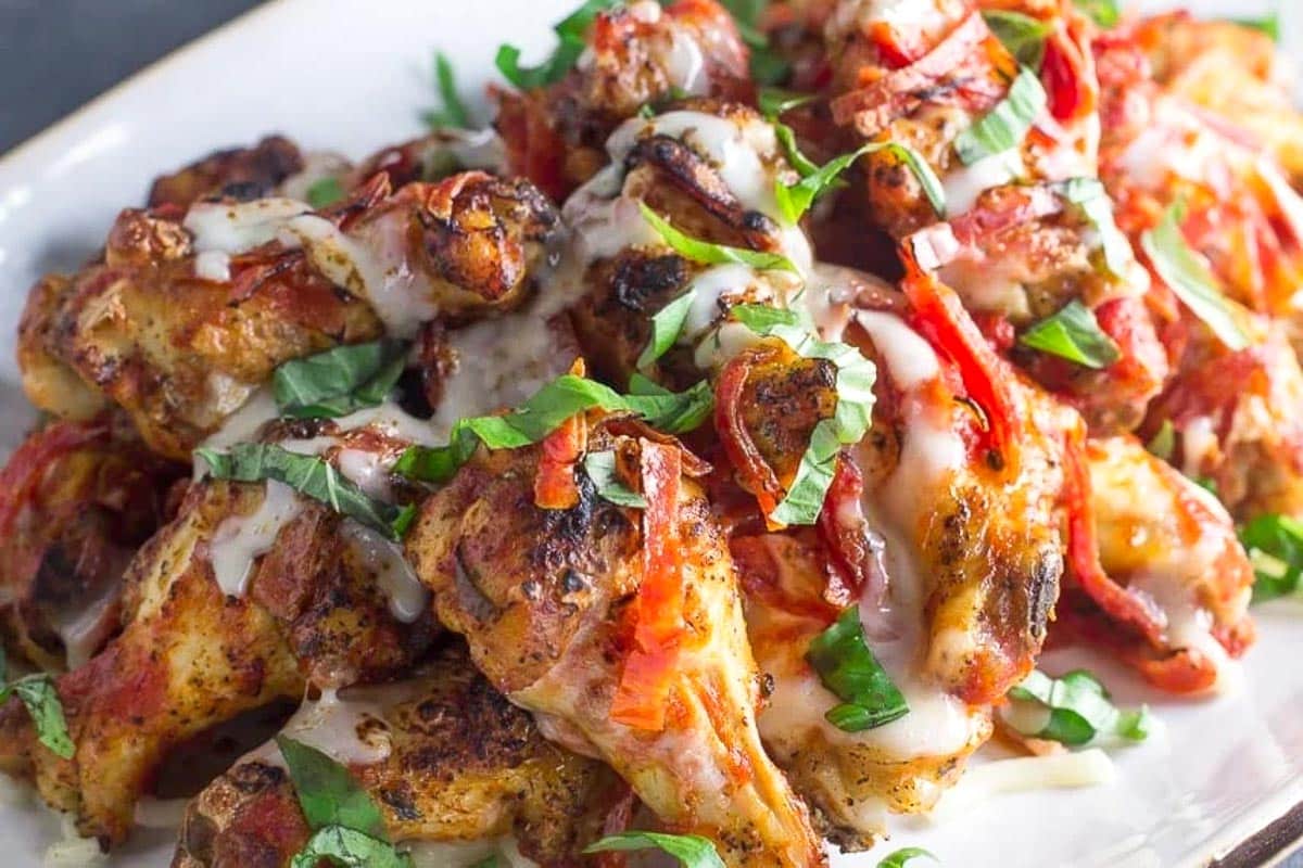 low-FODMAP-pizza-chicken-wings-closeup-on-white-oval-plate.