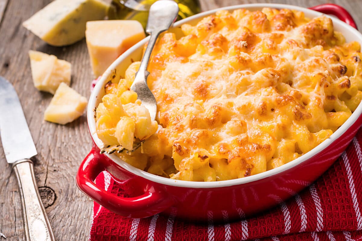 Mac and cheese, american style pasta