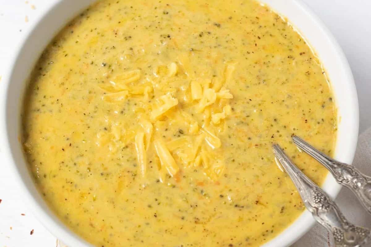 Easy-Instant-Pot-Broccoli-Soup-with-cheese-Piping-Pot-Curry
