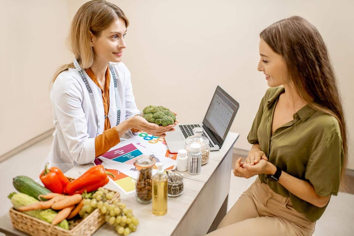 dietitian explaining to woman.