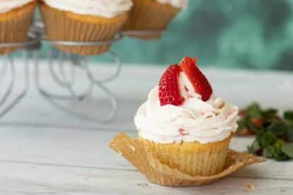 strawberry-filled-cupcakes-4
