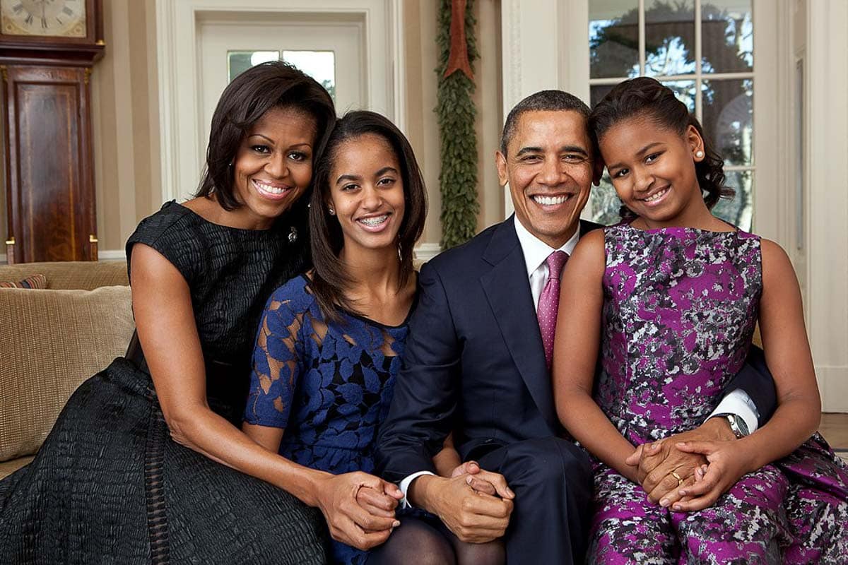 Barack_Obama_family_portrait_2011.